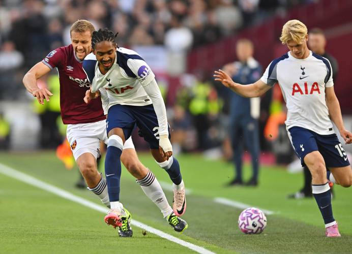 韦世豪社媒祝大家假期愉快，刘殿座留言调侃：樱木假期愉快（韦世豪社媒送上假期祝福，刘殿座打趣留言：樱木假期快乐）