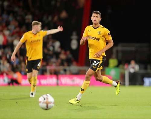 纽卡斯尔新援前锋表现不佳，转会费花销巨大，球队成绩欠佳。（重金引援未见成效：纽卡斯尔锋线新援低迷，战绩不理想）