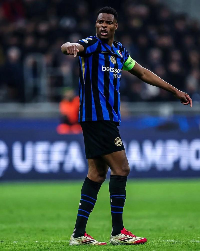 皇马青年军客场2-0击败埃弗顿！18岁新星双响助球队领跑小组（18岁新星梅开二度，皇马青年军客场2-0击退埃弗顿，登顶小组榜首）