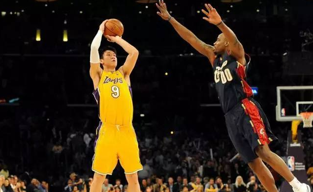 太猛了！克里斯半场9中5拿下16分4板1帽（火力全开！克里斯半场9投5中砍下16分4篮板1盖帽）