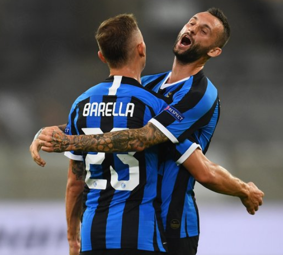 利物浦主场迎战布莱顿，两队战意高昂，利物浦凭借主场优势和阵容完整度有望取胜。（利物浦主场对阵布莱顿，双方斗志旺盛，红军凭主场与人员齐整更有胜算）