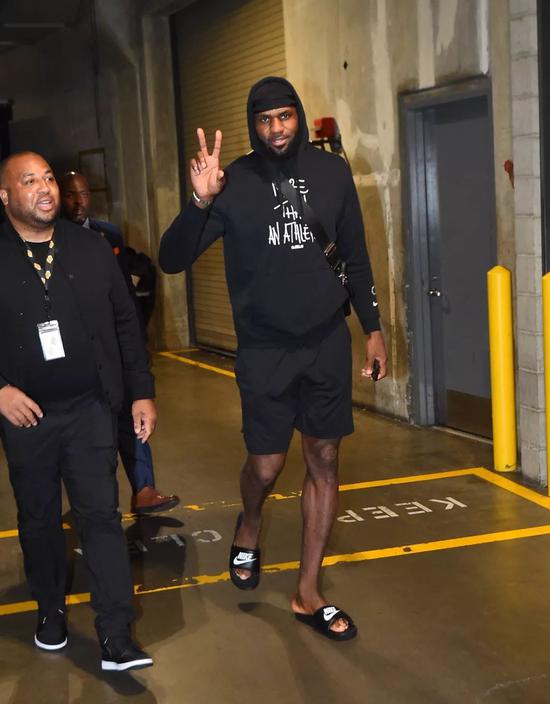 记者：蒋圣龙带330毫升肾脏积液征战半年多，刚完成手术（记者：蒋圣龙带330毫升肾积液征战半年多，手术刚刚完成）