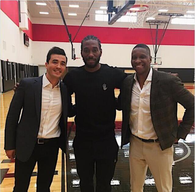 詹姆斯关键时刻爆发，最后4分钟连得10分（詹姆斯在关键时刻接管比赛，末段4分钟连砍10分）