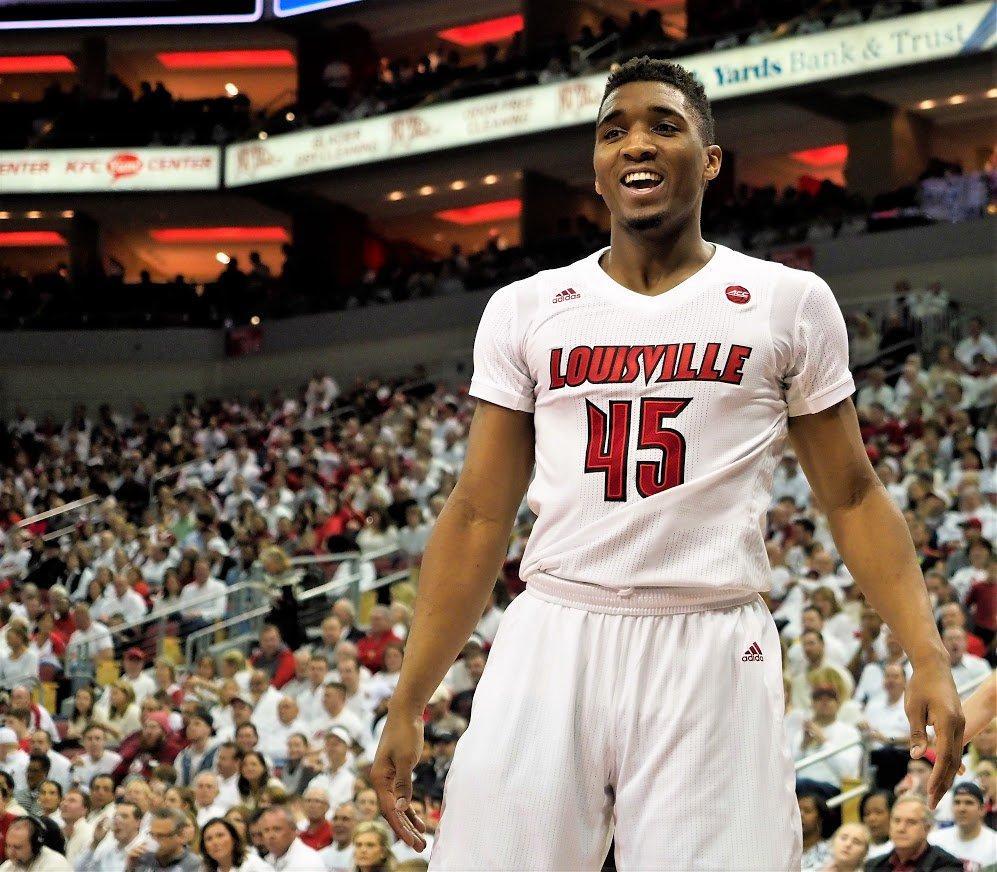 心情不佳？詹姆斯赛后第一时间走向球员通道离场，未与任何人交流（赛后情绪低落？詹姆斯哨响后径直返回球员通道，全程未与人交流）