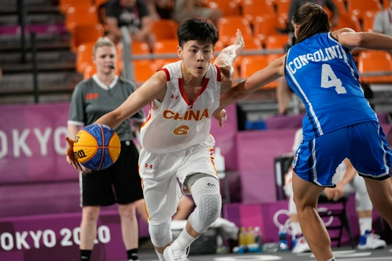 从手足无措到游刃有余，齐达内在公园学着踢毽子（齐达内公园踢毽子：从生疏到娴熟）