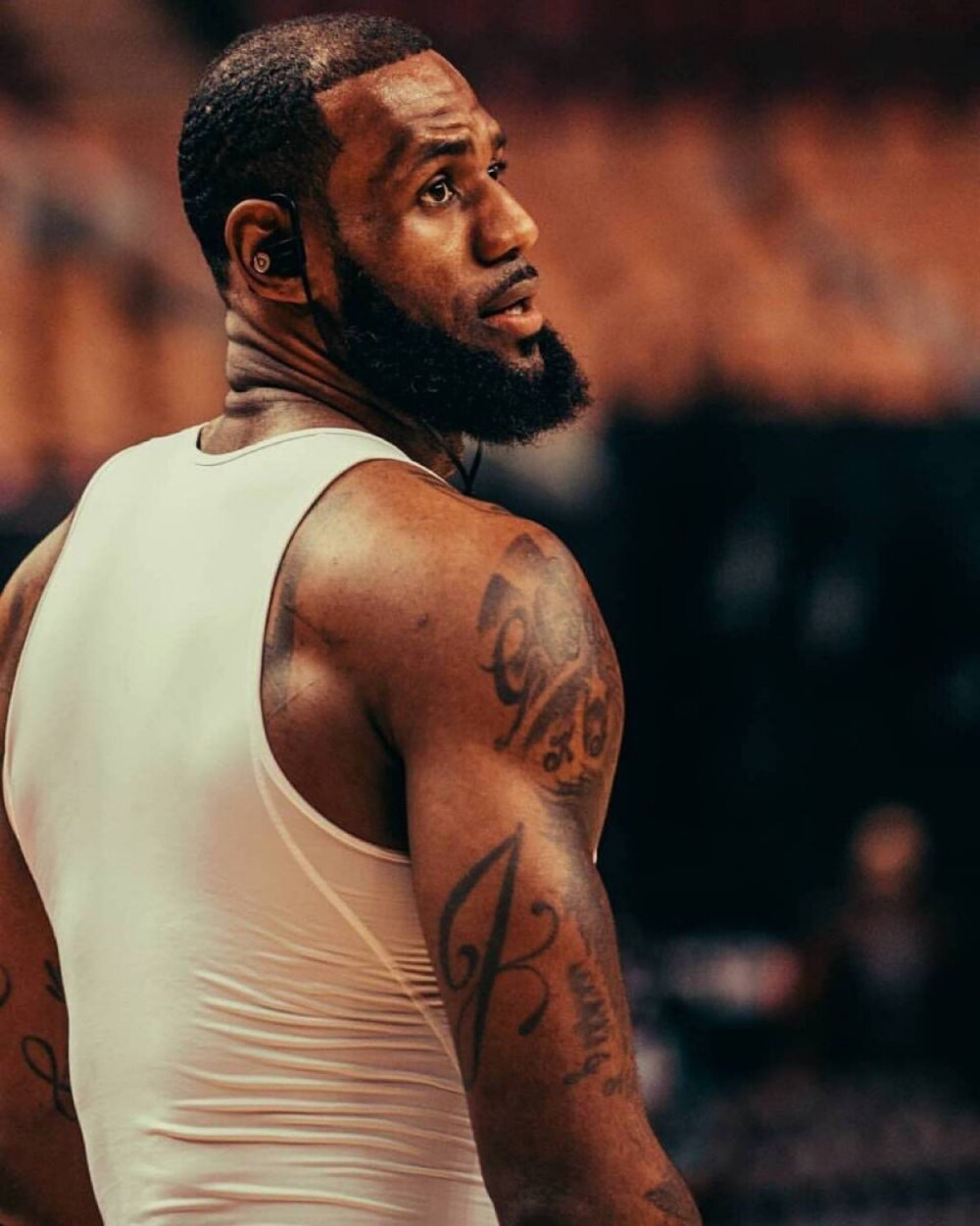 赫内斯：拜仁再次成为一座堡垒；孔帕尼像老母鸡一样保护球员（赫内斯：拜仁重铸堡垒气质；孔帕尼悉心护航球员）