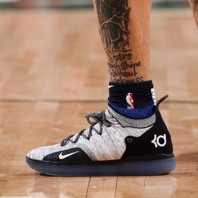 出其不意！加兰不看人妙传阿伦篮下背扣（意想不到！加兰不看人神助攻，阿伦篮下反扣得手）