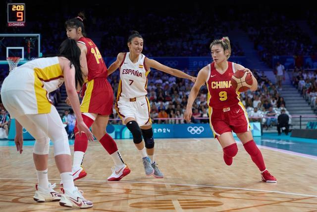 名宿：在我看来莱奥是边锋不是前锋；他配得上米兰10号球衣（名宿：莱奥是边锋非前锋，配得上米兰10号）