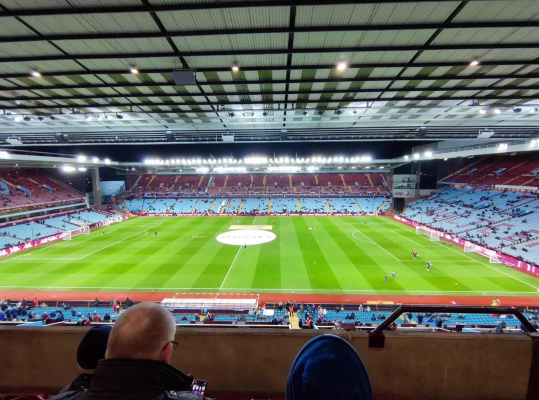 经济观察报：有关方面对国足洋帅年薪心理标准只有150万美元（经济观察报：相关人士对国足外籍主帅年薪的心理价位仅为150万美元）