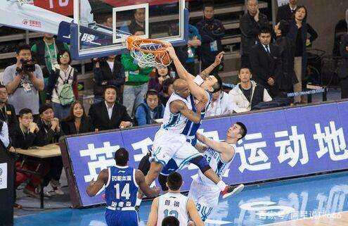 某球星回应质疑：用表现说话（某球星直面质疑：以实力作答）