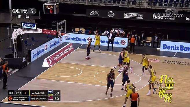 脱臼了！斯玛特与亚当斯卡位时撞到右肩 东契奇造犯规斯玛特跑回更衣室（右肩疑似脱臼！斯玛特与亚当斯卡位相撞后伤退，东契奇造犯规瞬间他直奔更衣室）