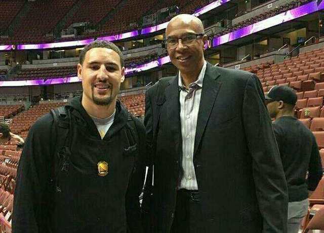 胖东来卖乔丹亲签球衣，售价13.8万元，工作人员回应：保真！定价受收购价影响，存在差异（胖东来出售乔丹亲签球衣13.8万，工作人员称保真，价格受收购价影响有差异）