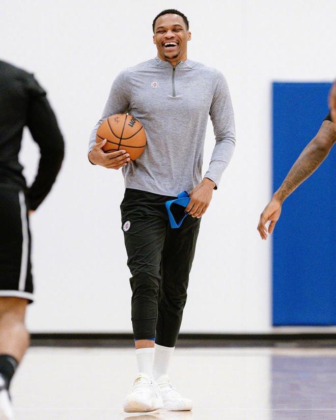 中国香港队无缘亚洲杯正赛，安永佳：心碎，痛到骨子里的遗憾（中国香港队无缘亚洲杯正赛，安永佳直言心碎：遗憾入骨）