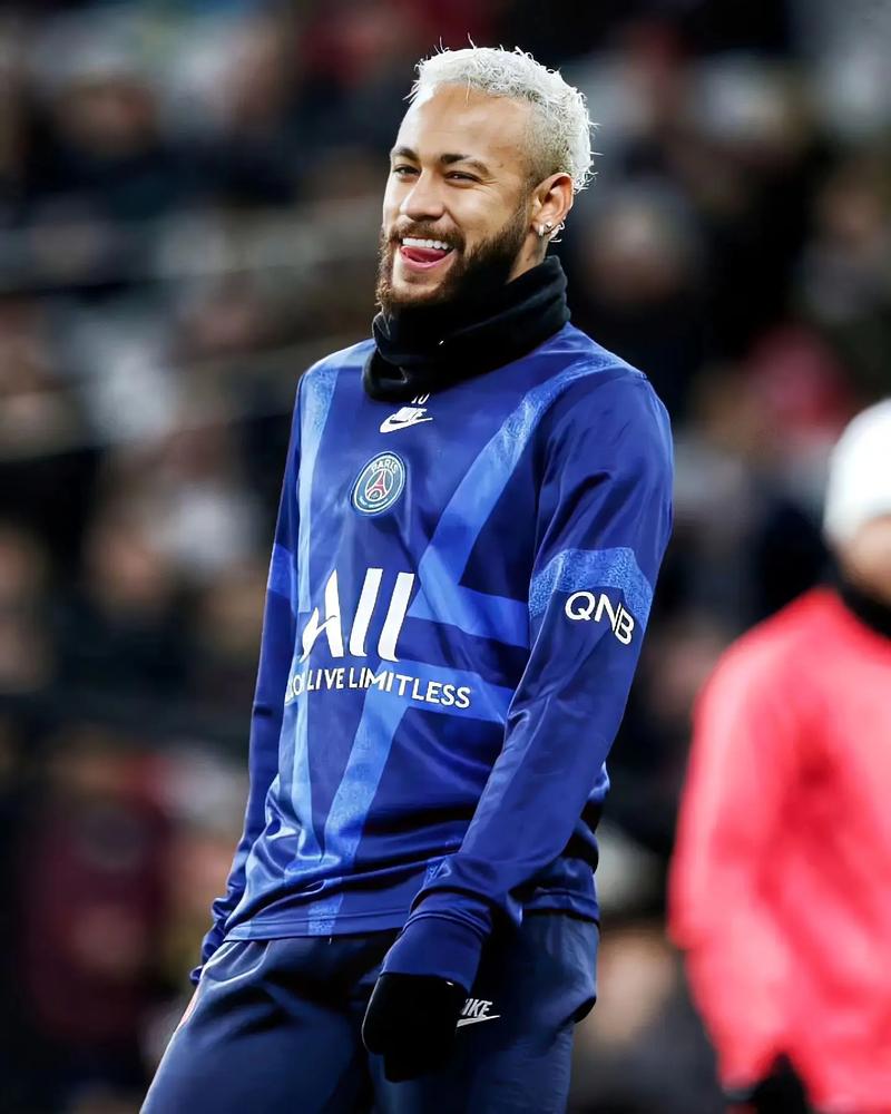 文班亚马赛后击鼓引领全场观众高举双手鼓掌庆祝胜利（文班亚马赛后擂鼓，带动全场观众举手鼓掌欢庆胜利）