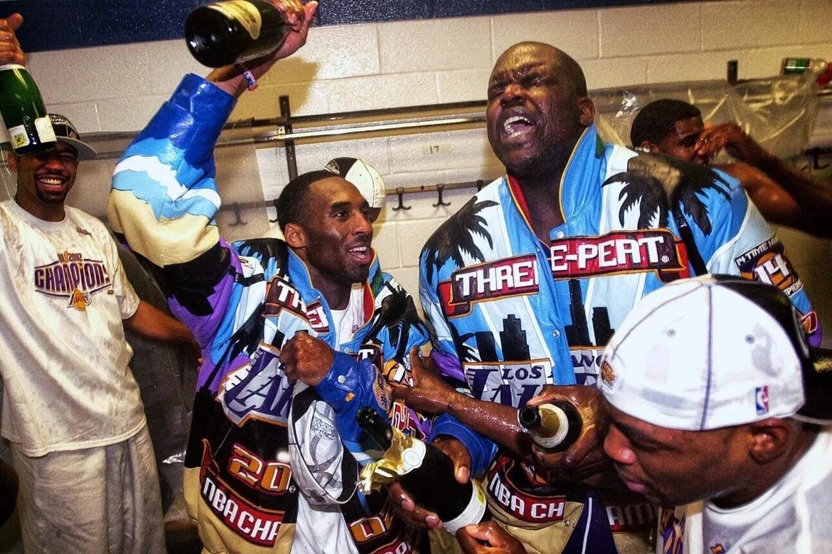 不容易！库里外线外线出手 命中自己本场首个运动战进球（艰难开张！库里外线命中本场首个运动战得分）