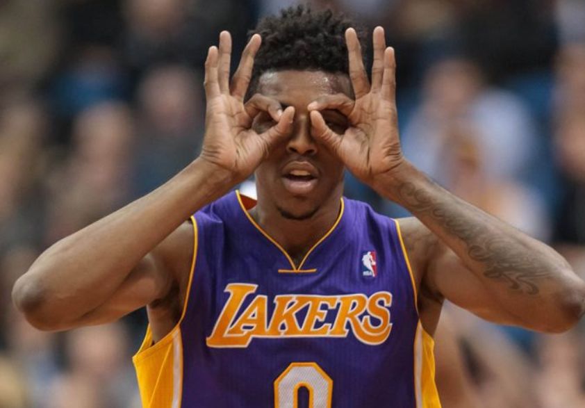 队报：卡马拉凶狠铲舍瓦利耶逃过红牌，裁判仅出示黄牌引争议（队报：卡马拉飞铲舍瓦利耶疑似红牌却仅吃黄牌，判罚引发争议）