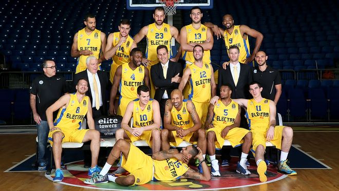 积极性！里夫斯抛投不中 艾顿掩护后冲抢力压庄神补扣打进！（拼劲爆棚！里夫斯抛投不进，艾顿掩护后强硬冲抢压过庄神完成补扣）