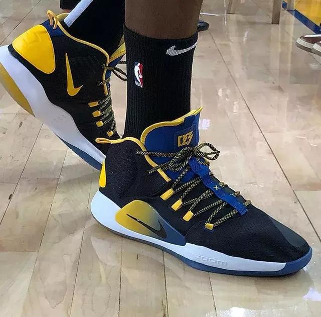 巴萨梅西进球助球队领先塞维利亚（梅西破门助巴萨领先塞维利亚）